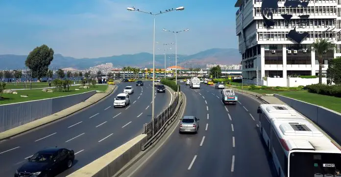 Eine mehrspurige Schnellstraße auf der Autos und ein Bus zu sehen sind.