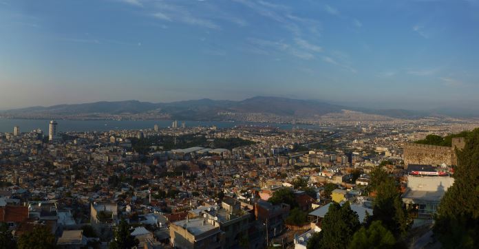 Die Bucht von Izmir mit der gesamten Innenstadt, gesehen von einem Hügel oberhalb der Stadt.