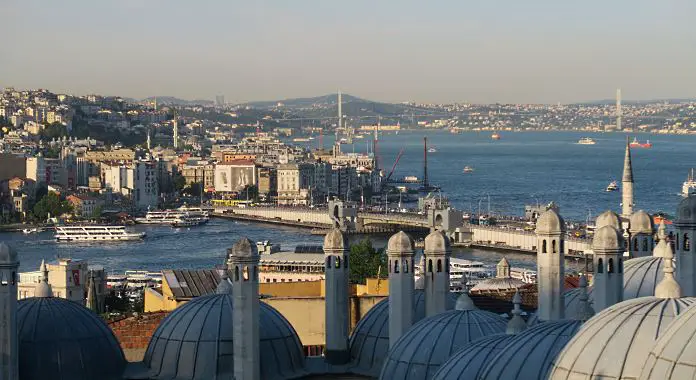 Ausblick auf die Dächer nahe der Süleymaniye Moschee, das Goldene Horn, die Galatabrücke, den Bosporus und die Bosporusbrücke im Hintergrund. 