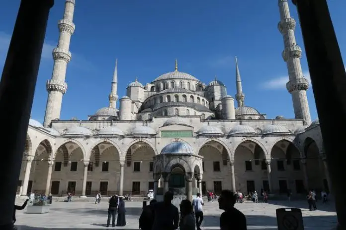 Der Eingangsbereich der Blauen Moschee in Istanbul.