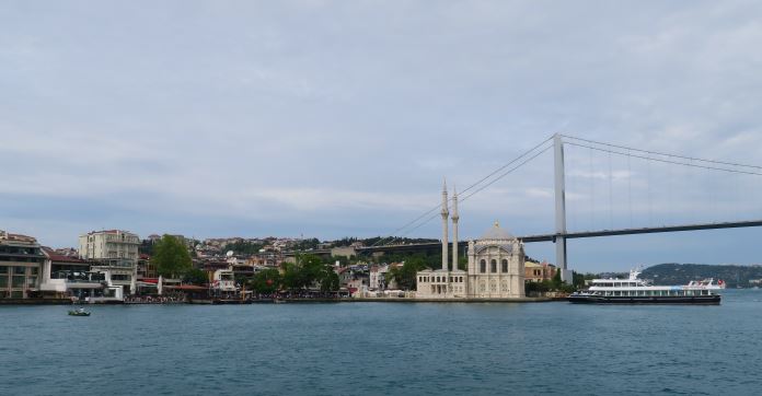 Aufnahme der Bosporusbrücke und Ortaköy Moschee von einer Fähre in der Mitte des Bosporus. 