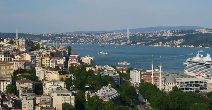 Der Ausblick vom 87m hohen Galataturm auf den Bosporus, den Stadtteil Beyoglu und die Bosporusbrücke im Hintergrund. 