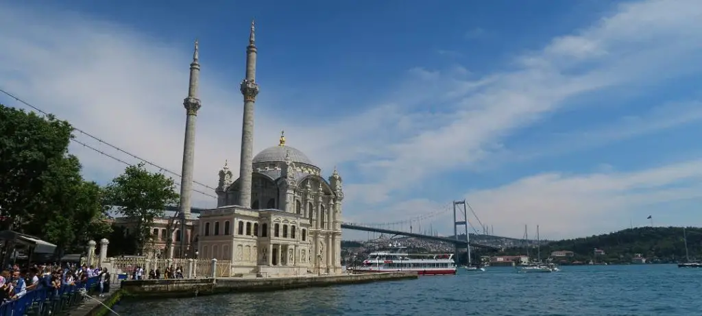 Ausblick von der Uferpromenade nahe der Ortyköy Moschee auf den Bosporus, die Moschee und die Bosporusbrücke.