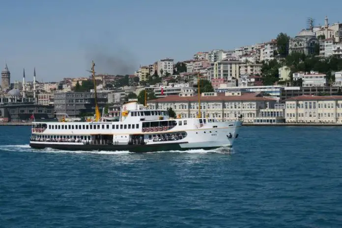 Foto einer Bosporusfähre vor dem Stadtteil Beyoglu in Istanbul.