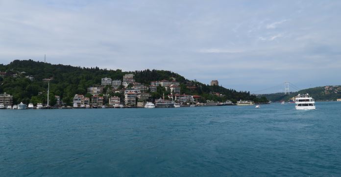 Die Fatih Sultan Mehmet Brücke und die Rumelische Festung von einer Fähre am Bosporus aus gesehen. 