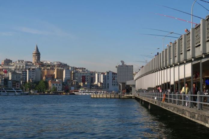 Die zweistöckige Galatabrücke über das Goldene Horn in Istanbul. Mit dem Blick von Istanbuls Altstadt Sultanahmet auf Galata-Beyoglu. 