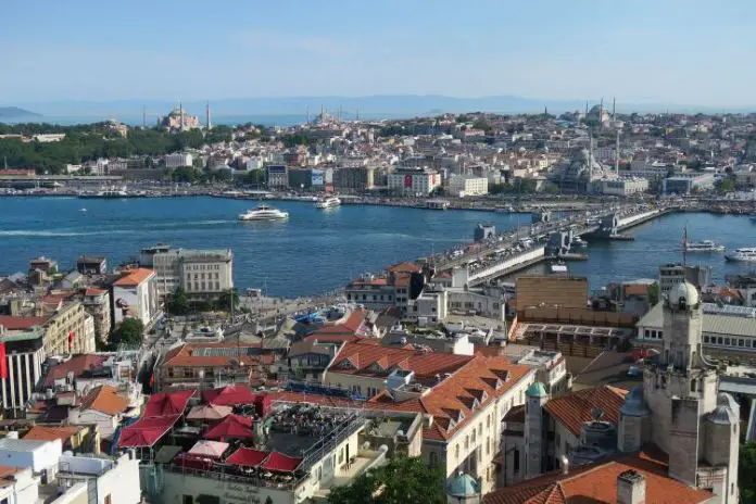 Das Goldene Horn, die Galatabrücke, Hagia, Sophia, Blaue Moschee und andere Sehenswürdigkeiten in Istanbuls Altstadt Sultanahmet.