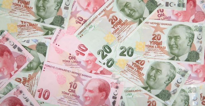 Mehrere Türkische Lira Noten mit dem Porträt von Mustafa Kemal Atatürk liegen auf einem Haufen.