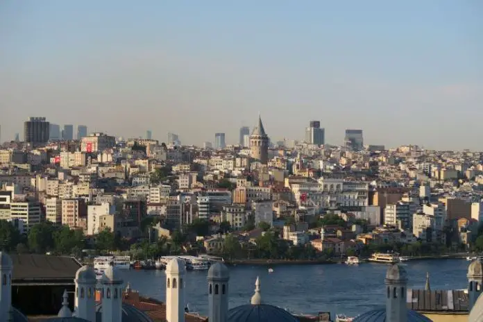 Der Sonnenuntergang am Goldenen Horn in Istanbul.