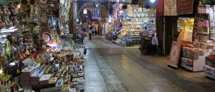 Eine der Straßen im Großen Basar von Istanbul mit den Markständen. 