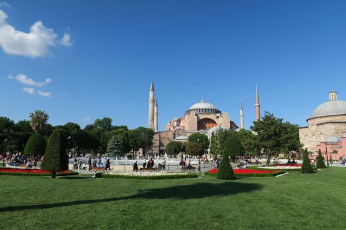 Der grüne Rasen im Park zwischen der Hagia Sophia und der Blauen Moschee und die Hagia Sophia im Hintergrund.