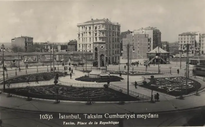 Ein altes Schwarz-Weiß Foto mit der Aufschrift: Platz der Repubilik. 