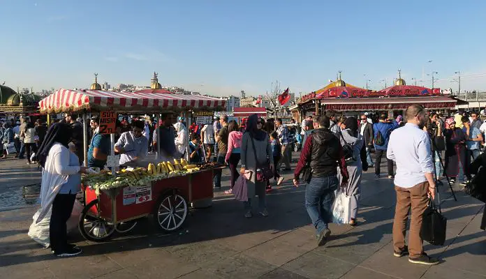 Die roten Stände vor der Galatabrücke in Istanbul. 