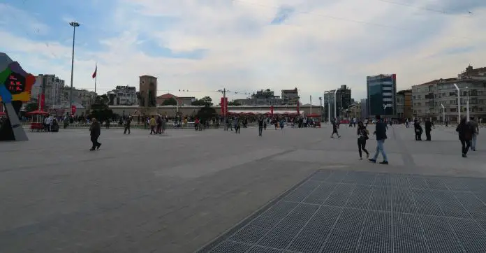 Blick auf den Taksim Platz vom Ausgang der Metro Station. 