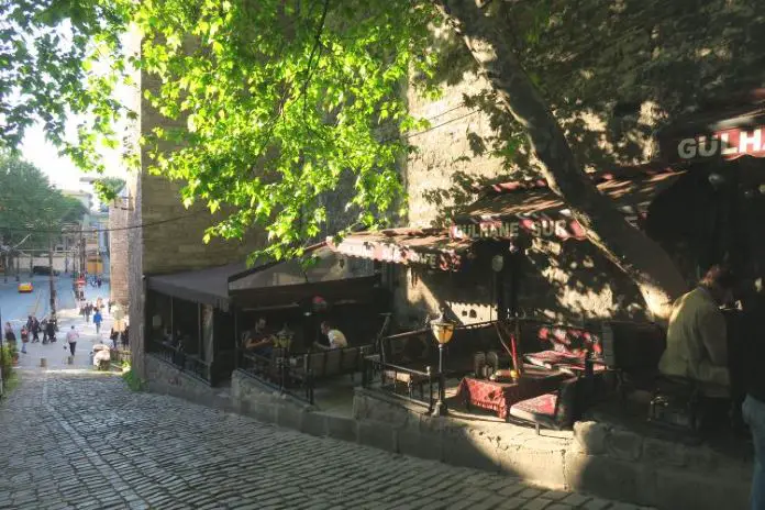 Die kleinen im Schatten liegenden Restaurants des Topkapi Palast in Istanbul. 