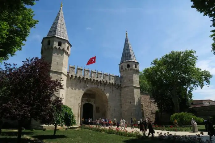 Die beiden Türme am Eingangstor des Topkapi Palast. Mit dem grünen Rasen und Bäumen daneben. 