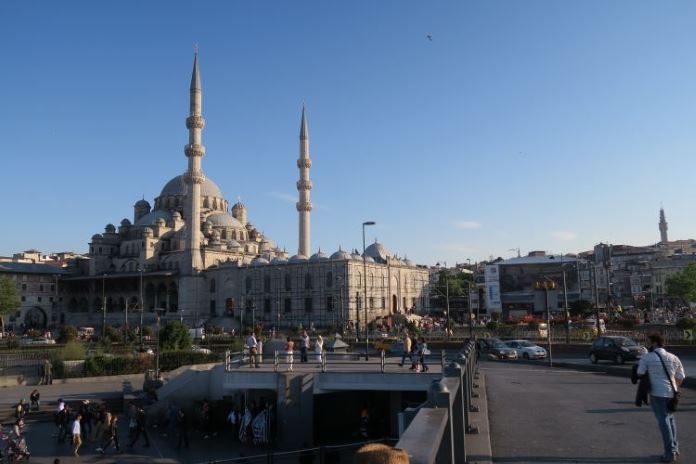 Der Blick von der Galatabrücke in Istanbul auf die Yeni Camii.