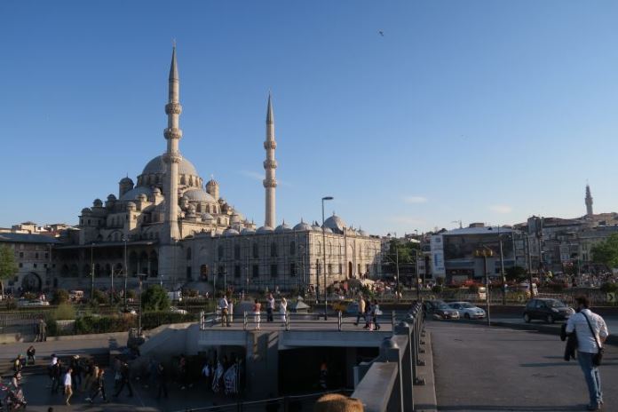 Der Blick von der Galatabrücke in Istanbul auf die Yeni Camii. 