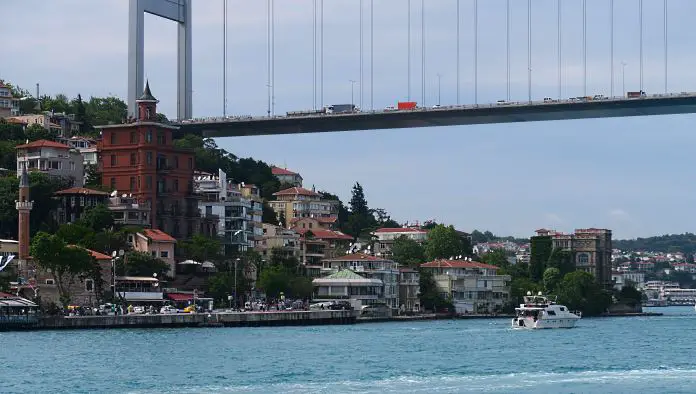 Ein rotes Haus nahe dem Ende der zweiten Bosporusbrücke. Aufgenommen von einem Schiff am Bosporus.