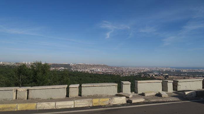 Aufnahme des Konyaalti Strand und der westlichen Innenstadt von Antalya. 