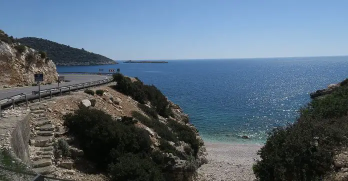 Die Küstenstraße D-400 zwischen Kemer und Demre. Mit dem türkisblauen Mittelmeer und einer kleinen Bucht. 