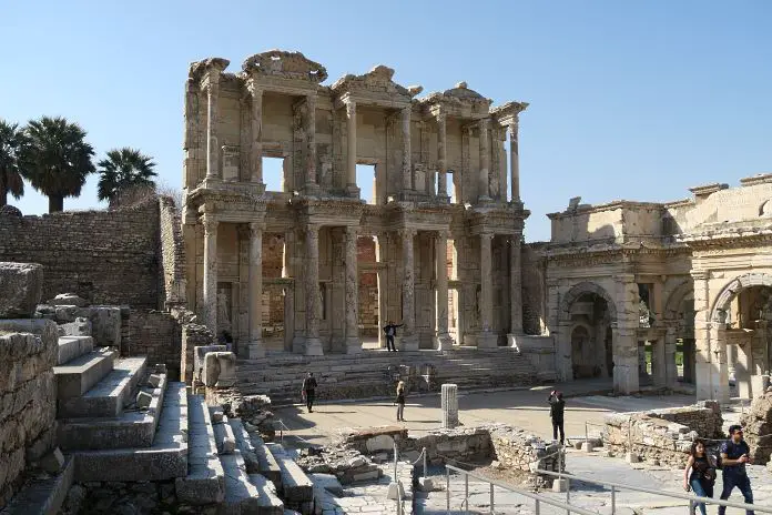 Die Ruinen der Celsus Bibliothek in Ephesos. 