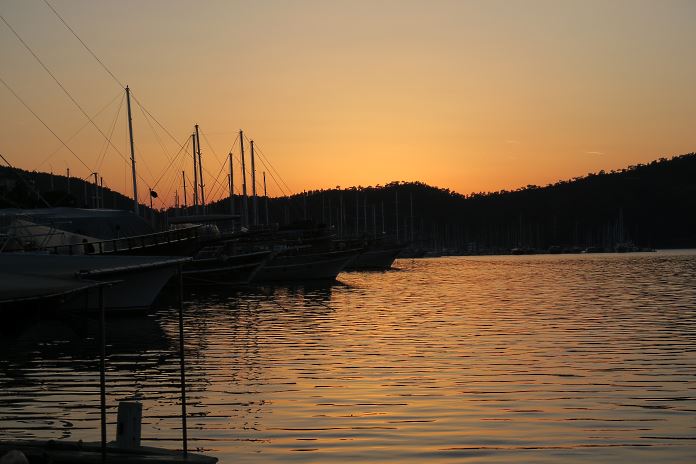 Sonnenuntergang und orang-gelbes Licht am Hafen von Fethiye. 