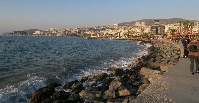 Die Promenade am Meer in der Innenstadt von Kusadasi. 