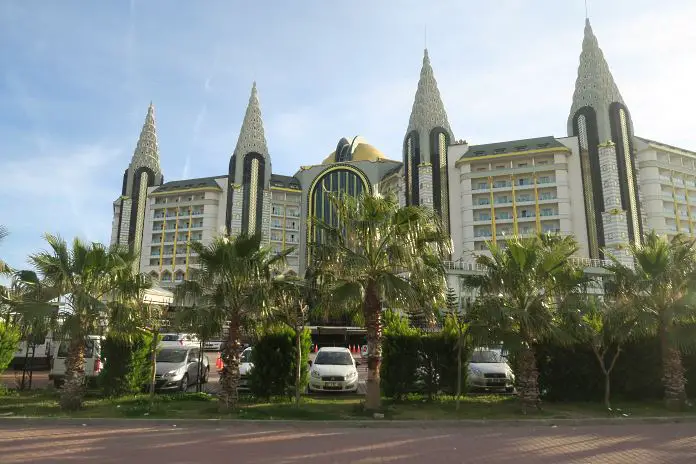 Die Fassade eines All-Inclusive Hotels am Lara Strand in Antalya. 