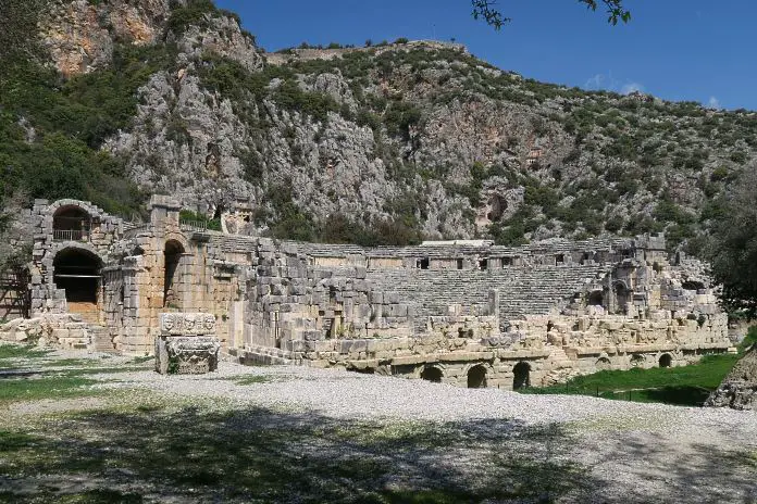 Das an einen Felshang gebaute Theater bietet mehr als 10.000 Menschen einen Sitzplatz. 