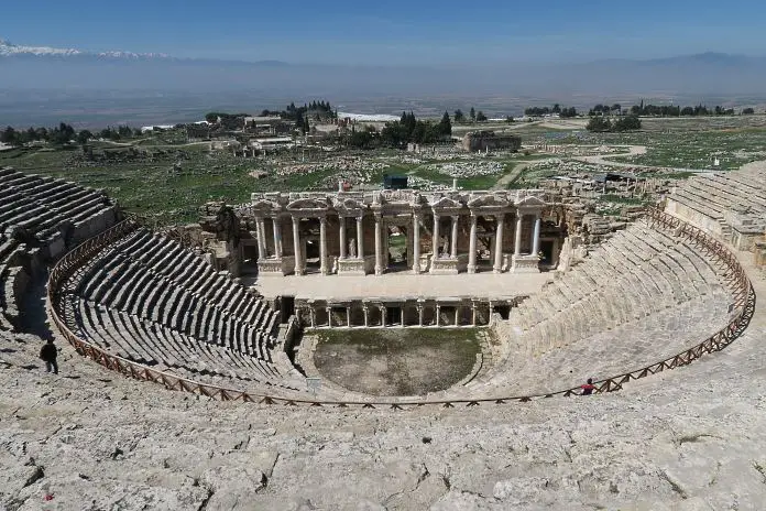 Blick von der obersten Sitzreihe auf das Theater von Hierapolis und die dahinterliegende Tiefebene nahe Denizli. 