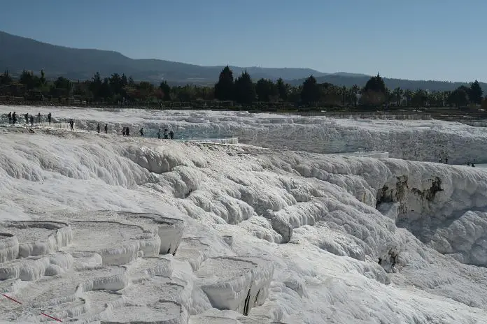 Die schneeweißen Kalkterrassen von Pamukkale.