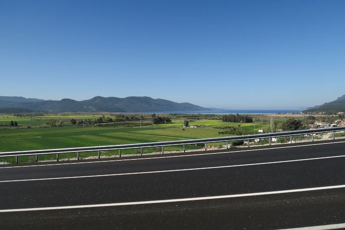 Ein Foto aus dem Fenster eines Busses auf die D-400 Schnellstraße und die Küste nahe Marmaris. 