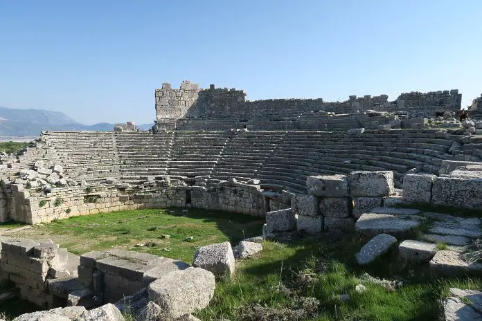 Die Sitzplätze und der Bühnenraum des halbkreisförmig aufgebauten römischen Theaters in der Türkei. 