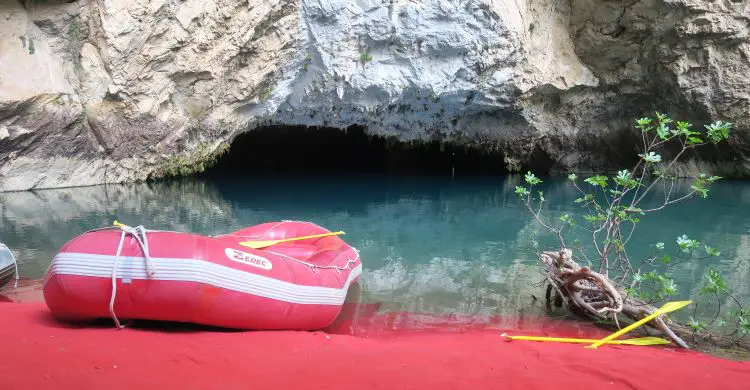 Der Blick von einem roten Schauboot auf das türkisblaue Wasser nahe dem Eingang zur 10m breiten und 5m hohen Altinbesik Höhle.