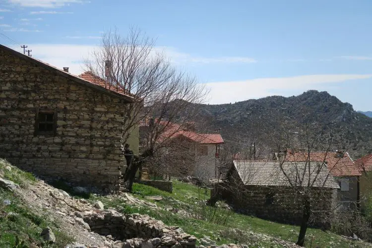Aus losen Steinen und Brettern gebaute osmanische Steinäuser. 