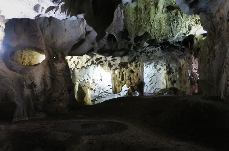 Das bunt beleuchtete Innere der Karain Höhle in Antalya. 