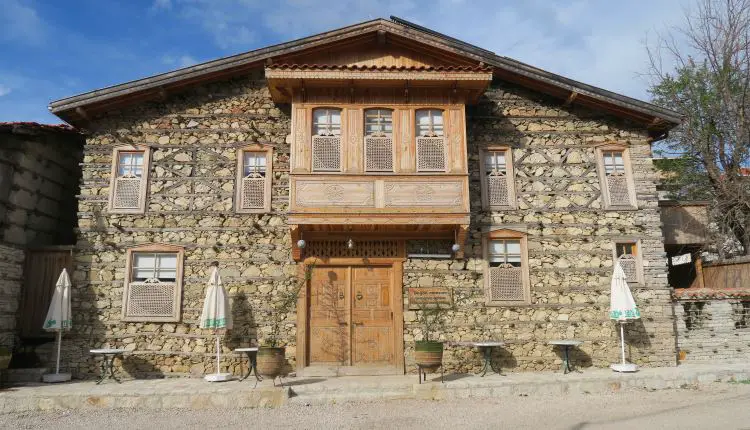 Ein aus Steinen und Holz gebautes osmanisches Haus in der Türkei. Es gehört zum Ormana Boutique Hotel. 