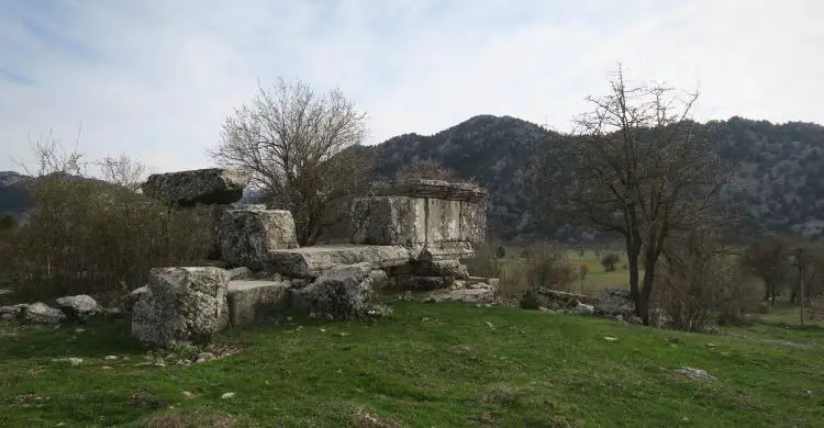 Die erhalten gebliebenen Fundamente einer byzantinischen Kapelle mit Blick auf das Taurusgebirge. 