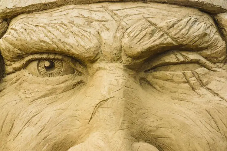 Nahaufnahme der Augen eines Sandskulptur im SANDLAND Antalya Festival. Die Augen und Pupillen der Skulptur sind genau zu erkennen. 