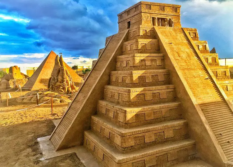 Sandskulpturen eines Inka Tempel und der Pyramiden. Sie sind in etwa 5 Meter hoch. 