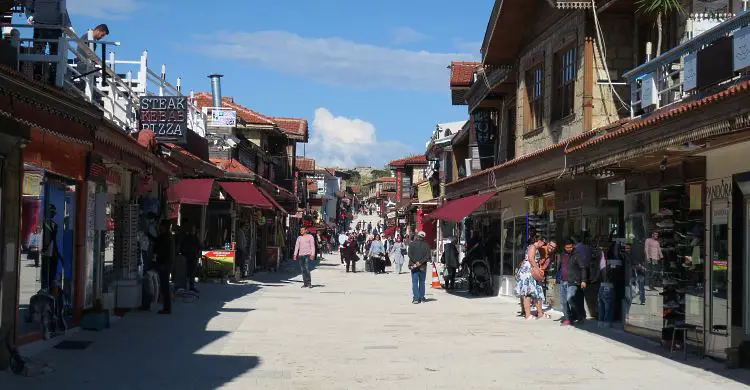 Die auf der linken und rechten Seite der Haupstraße liegenden Geschäfte in der Alstadt von Side.