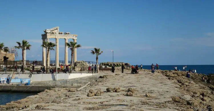 Die sechs Säulen des Apollon Tempels am Hafen von Side mit dem Meer Richtung Titreyengöl im Hintergrund.