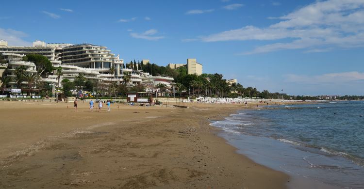 Die direkt am Strand stehenden 4 und 5 Sterne All-Inclusive Clubanlagen am Strand von Side-Kumköy.