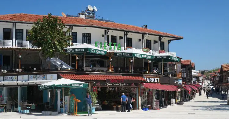 Ein Restaurant und eine Bar an der Haupstraße durch die Altstadt von Side.