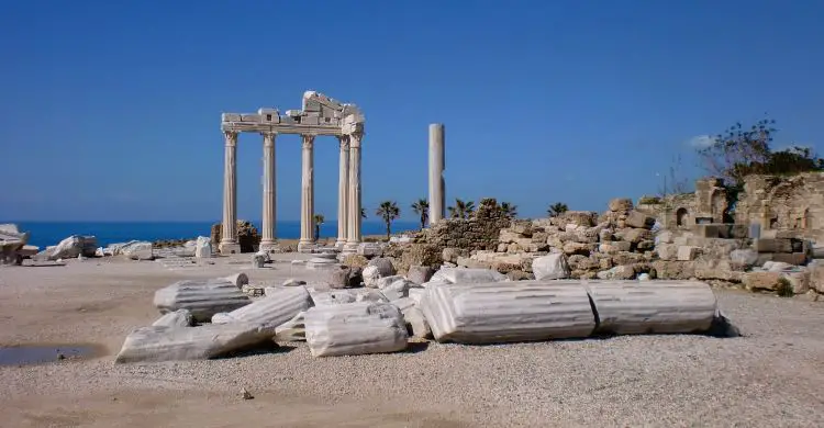 Der Apollon Tempel, dass 2000 Jahre alte Wahrzeichen für einen Urlaub in Side. Er besteht aus sechs wiederaufgerichteten, weißen Säulen. Sie stehen nur wenige Meter vom Meer entfernt.