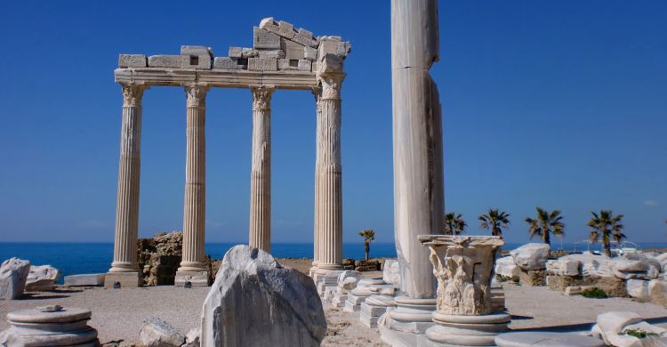 Die Ruinen des weißen Apollon Tempels bestehen aus sechs aufrecht stehenden Säulen. Der Rest des Tempels am Meer ist zusammengefallen.