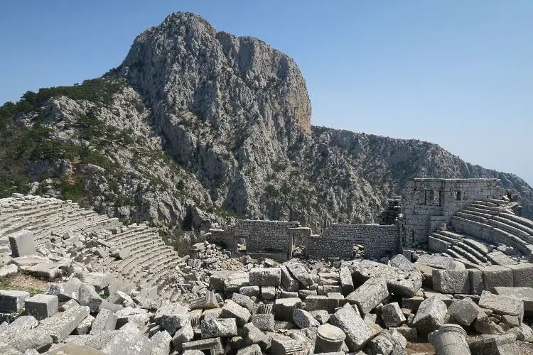 Das Thearer von Termessos mit 5.000 Sitzplätzen und der Berg Solymos in Antalya, Türkei. 