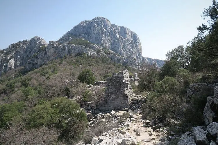 Der Könogisweg führt an den Ruinen der Stadtmauern von Termessos vorbei. 