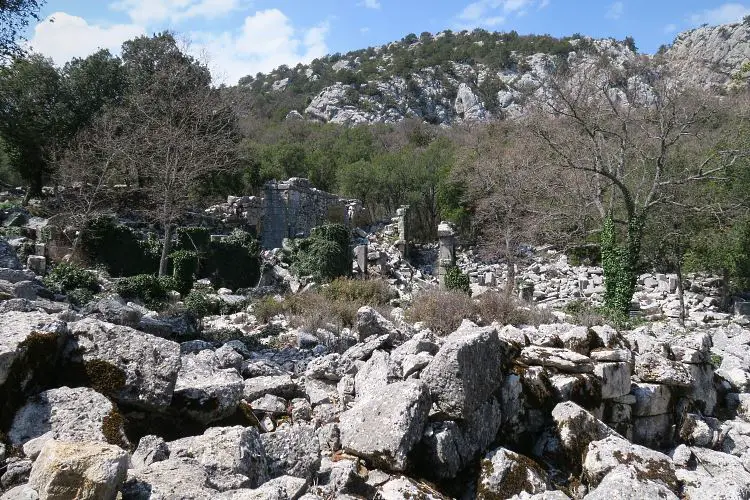 Die Steinblöcke und alten Mauern in der durch ein Erdbeben zerstörten Stadt Termessos in der Türkei. 